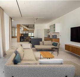 4-Bedroom Luxury Villa with Heated Pool, Ciovo near Trogir – Sleeps 8